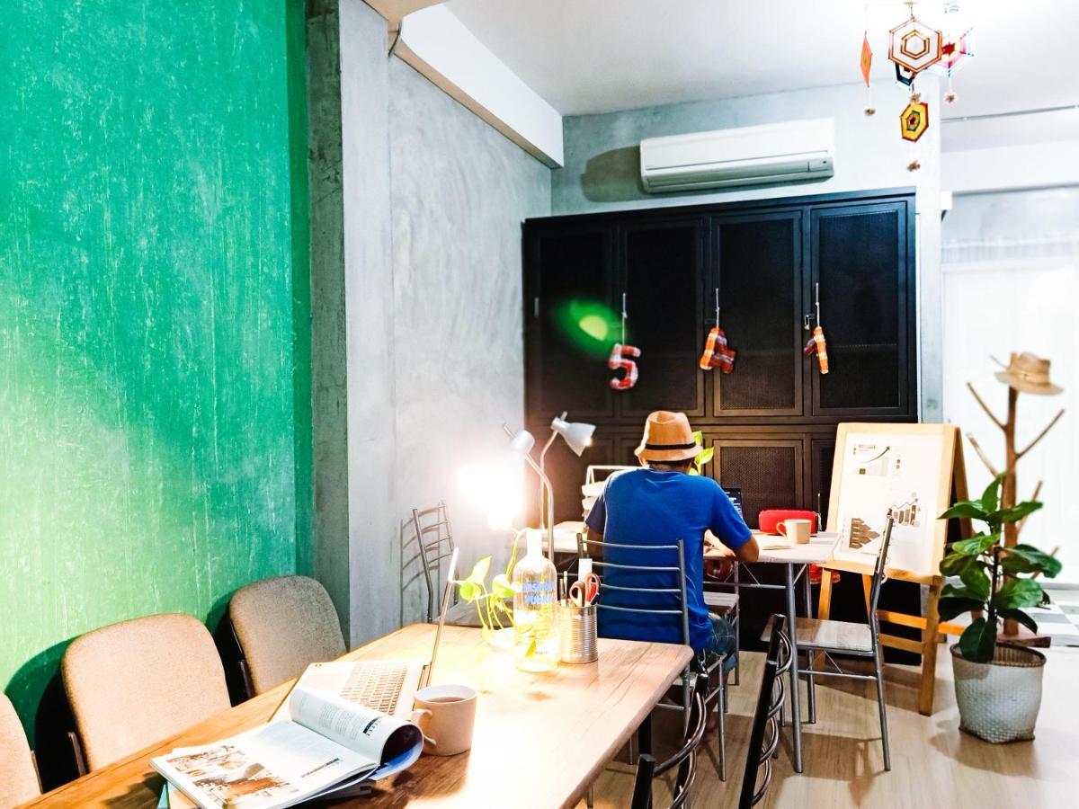 ไฟว์ สตาร์ รัชดา 19 Hostel กรุงเทพมหานคร ภายนอก รูปภาพ